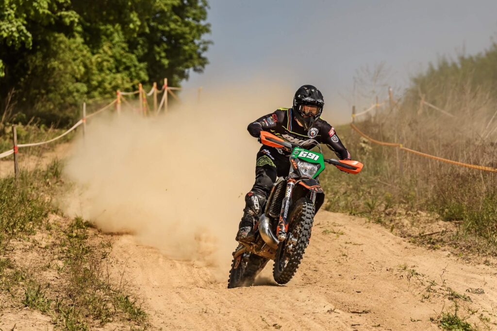 Rider na motocyklu enduro podczas jazdy w terenie